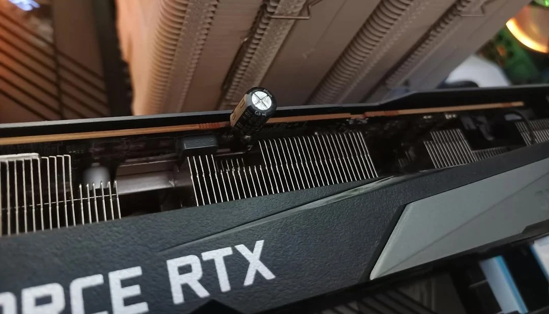 پدری خلاق با خازنی از رادیوی قدیمی، RTX 3070 پسرش را نجات داد؛ صرفه‌جویی ۱۲۰ دلاری و عملکرد بهتر از قبل