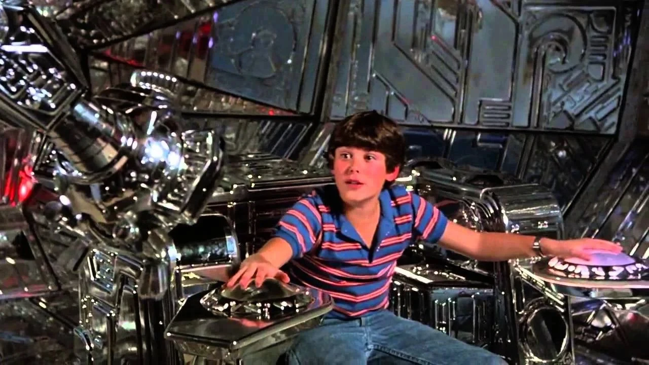 ۴۰ سال پرواز: چگونه «Flight of the Navigator» اتساع زمان را برای نسل جوان قابل‌درک کرد