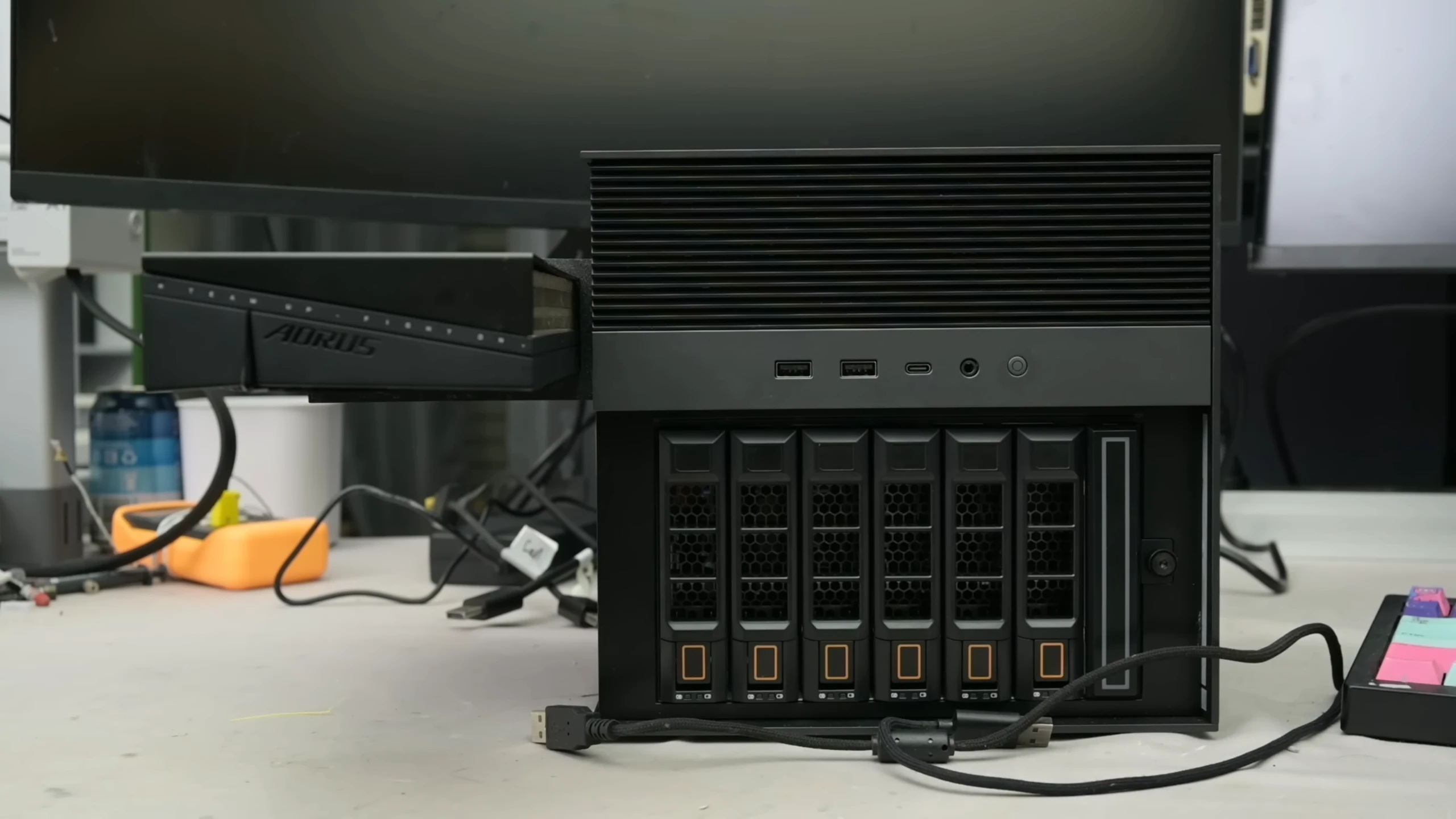 ZimaCube 2 — تبدیل یک NAS به پیسی گیمینگ با RTX 5060