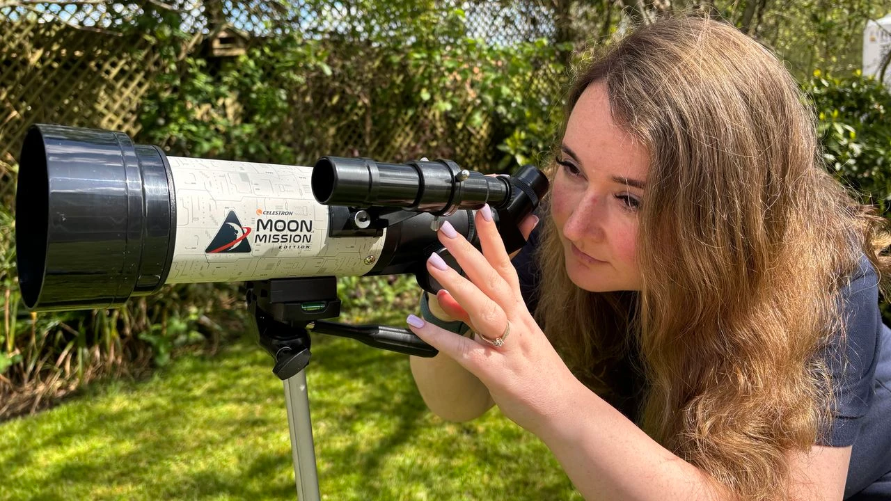 تلسکوپ Celestron Moon Mission 70 — قابلحمل و مناسب مبتدیان و کودکان