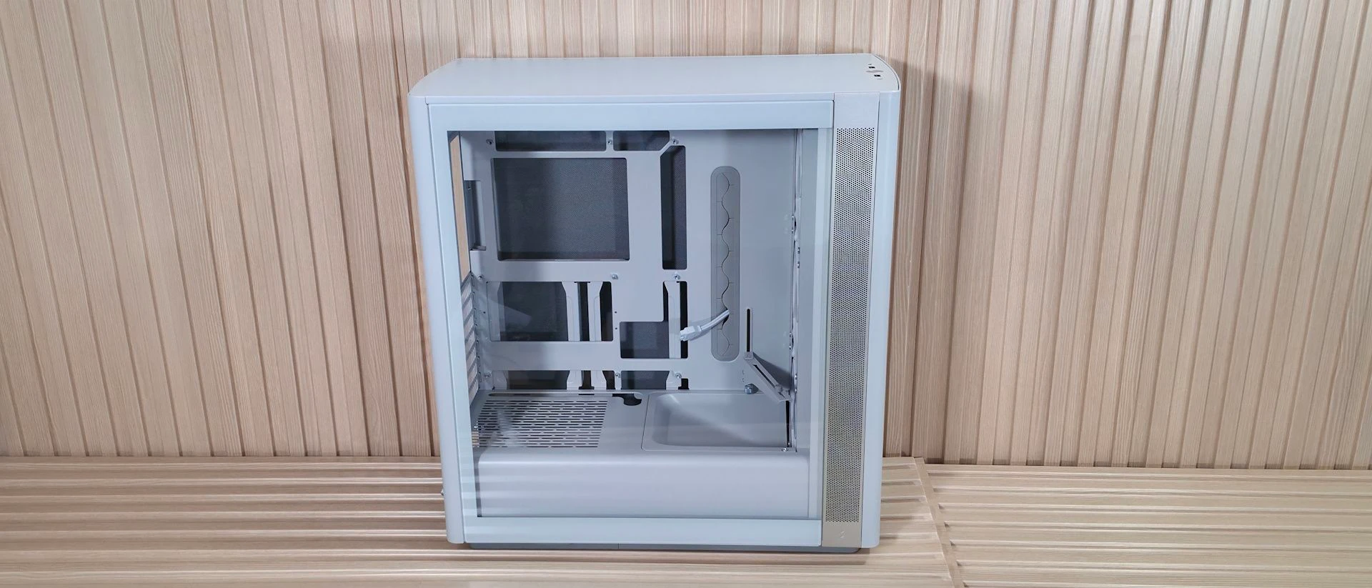 کیس Fractal Define One — تعادل بین سکوت و خنککنندگی