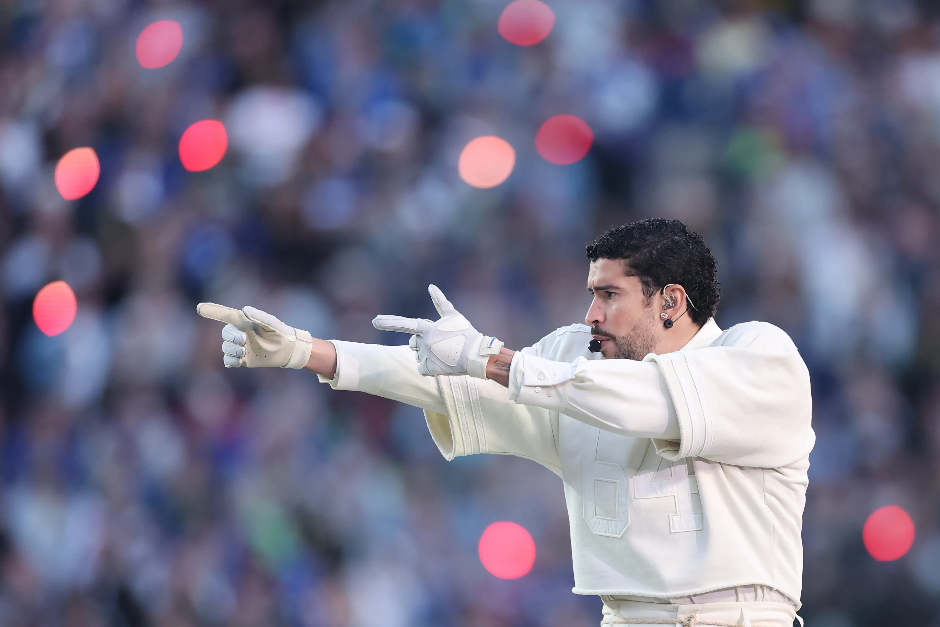 بد بانی اولین جایزه امی را برای اجرای نیمه‌وقت سوپر بول کسب کرد