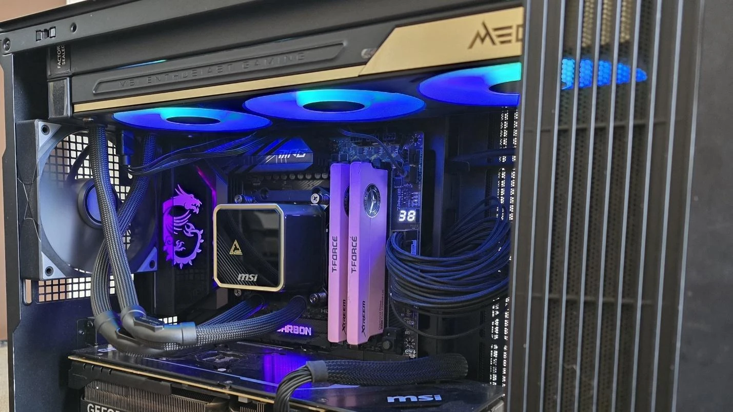MSI MEG CoreLiquid E15 360: بررسی کامل AIO با نمایشگر 6.67 اینچی