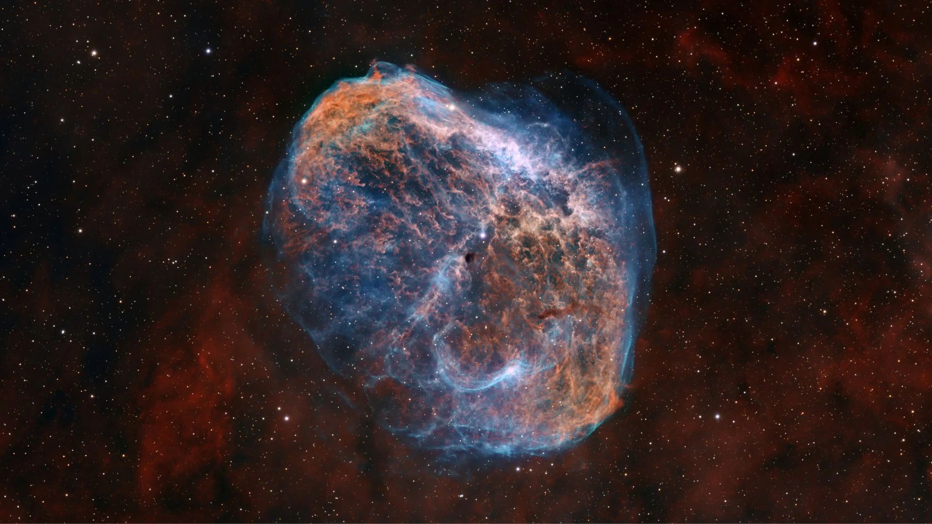 مه ستاره هلالی (NGC 6888): فیلامنت‌های گازی WR 136 در آستانه سوپرنوا؛ ثبت ۱۶ ساعته بی‌سابقه