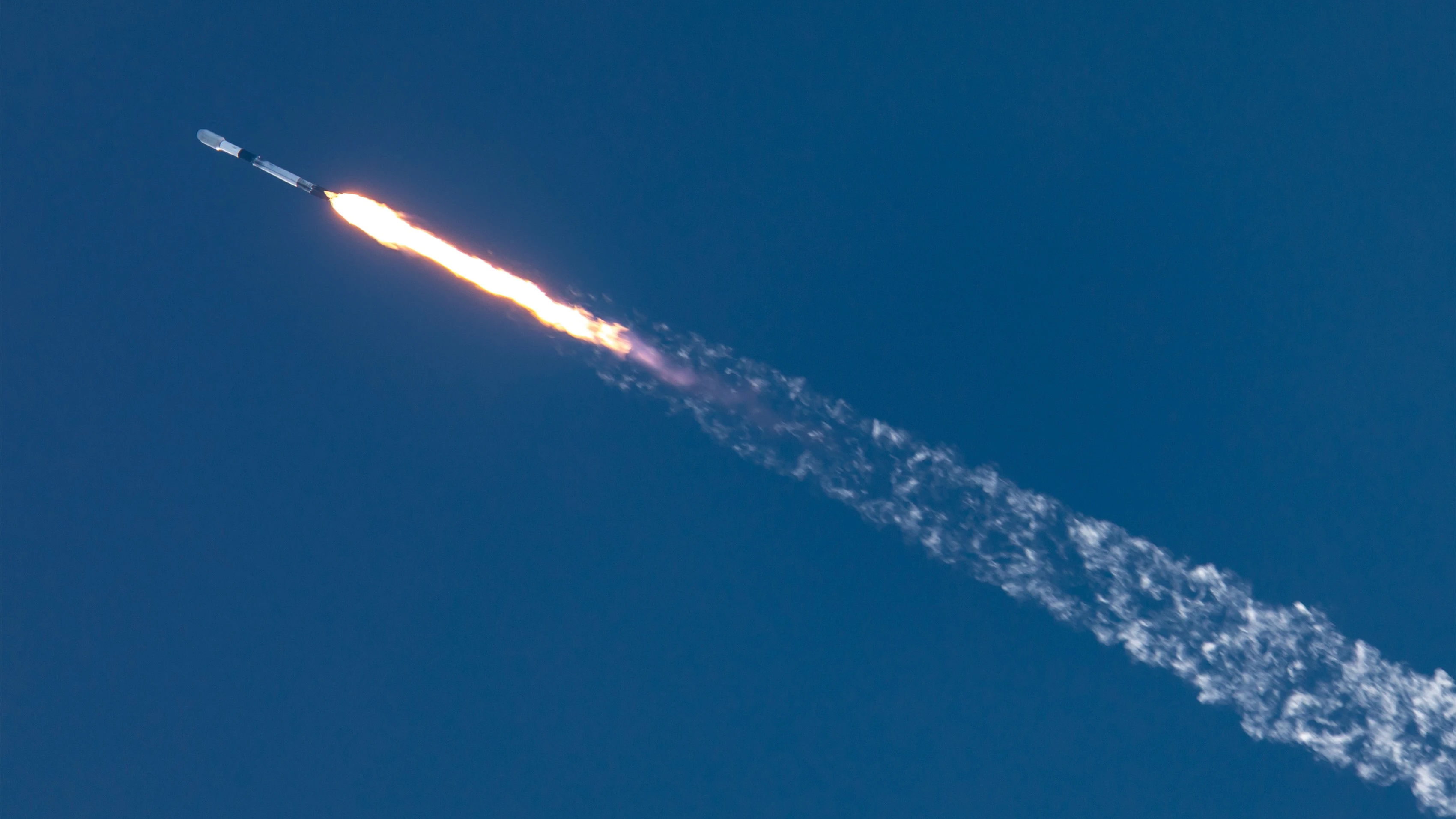 فالکن ۹ با مأموریت مخفیانه USSF-153 برای نیروی فضایی آمریکا از ونبرگ پرتاب شد
