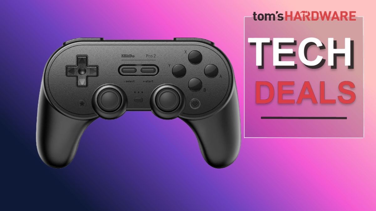 نمایی از کنترلر 8Bitdo Pro 2 در دست