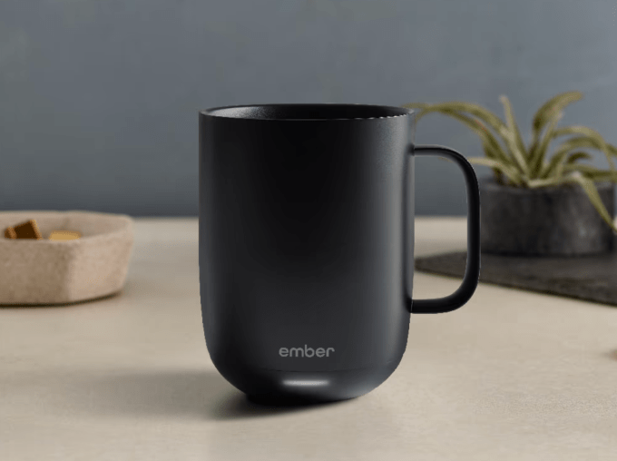 لیوانِ هوشمند Ember Mug 2 برای نگهداریِ دمایِ قهوه