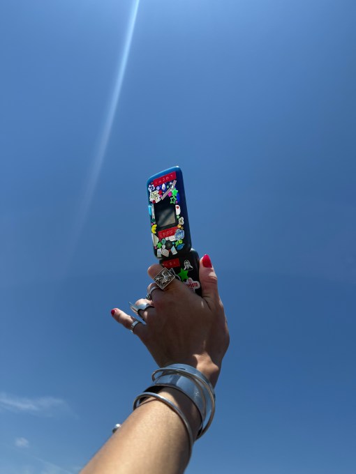 دستگاهی که Dumb Co آن را Dumb Phone می‌نامد