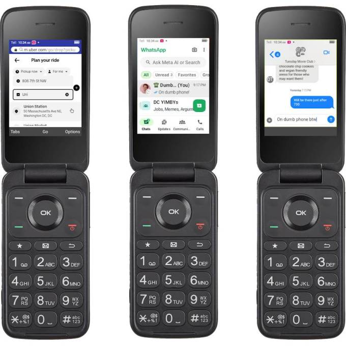 گوشی دکمه‌ای Dumb Phone در دست کاربر