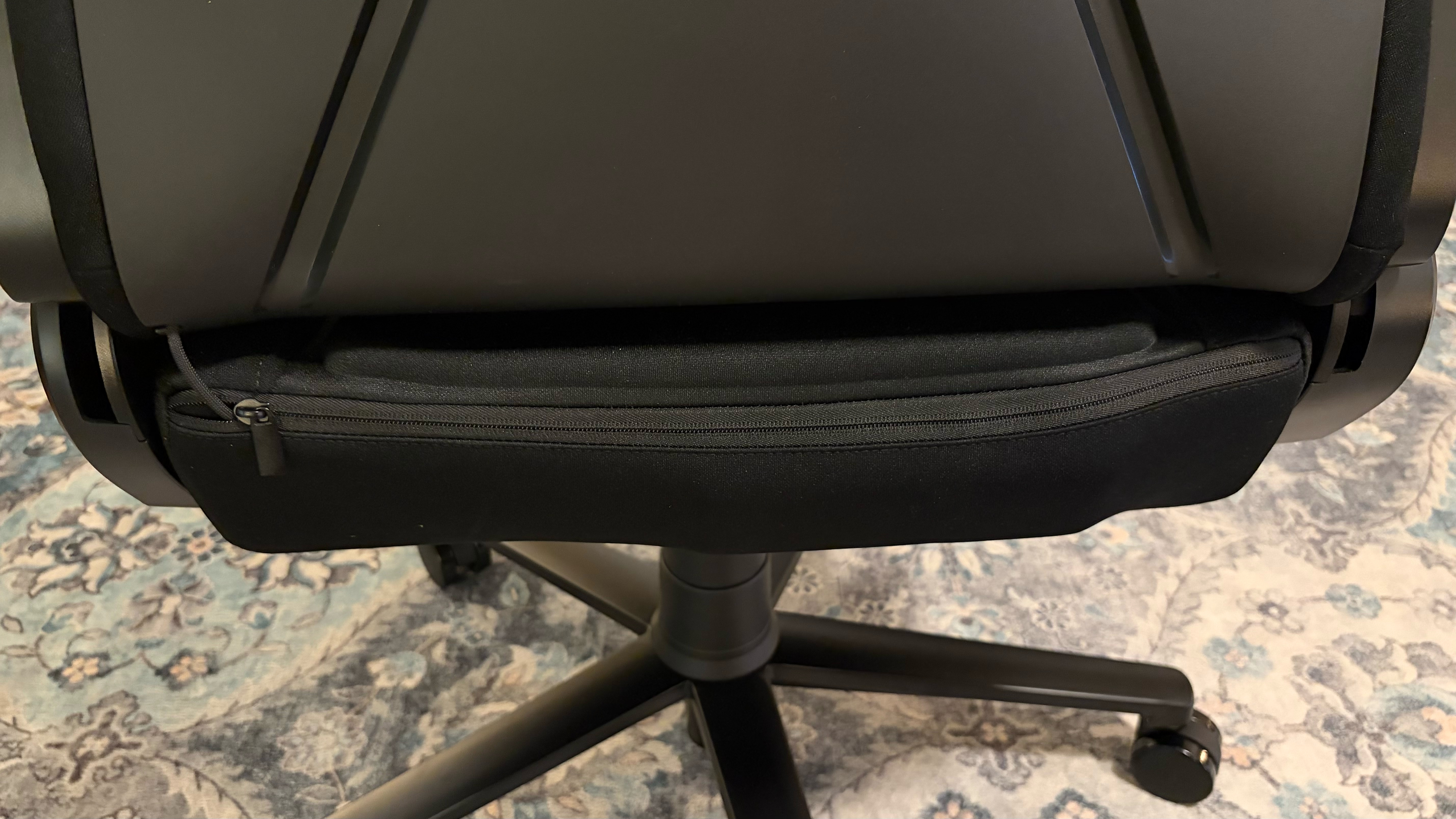 صندلی Razer Soma Chroma در کنار میز گیمینگ