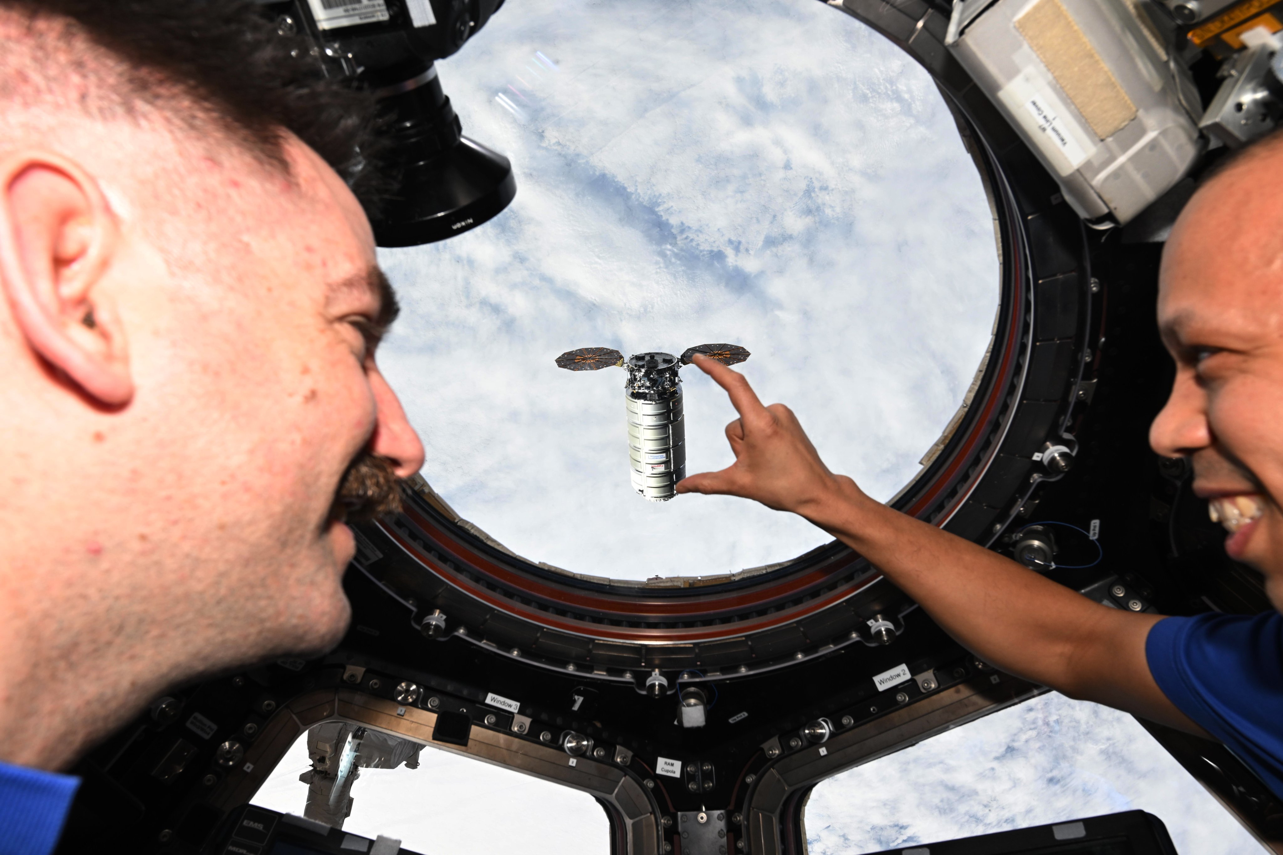 بازوی رباتیک Canadarm2 در ایستگاه فضایی