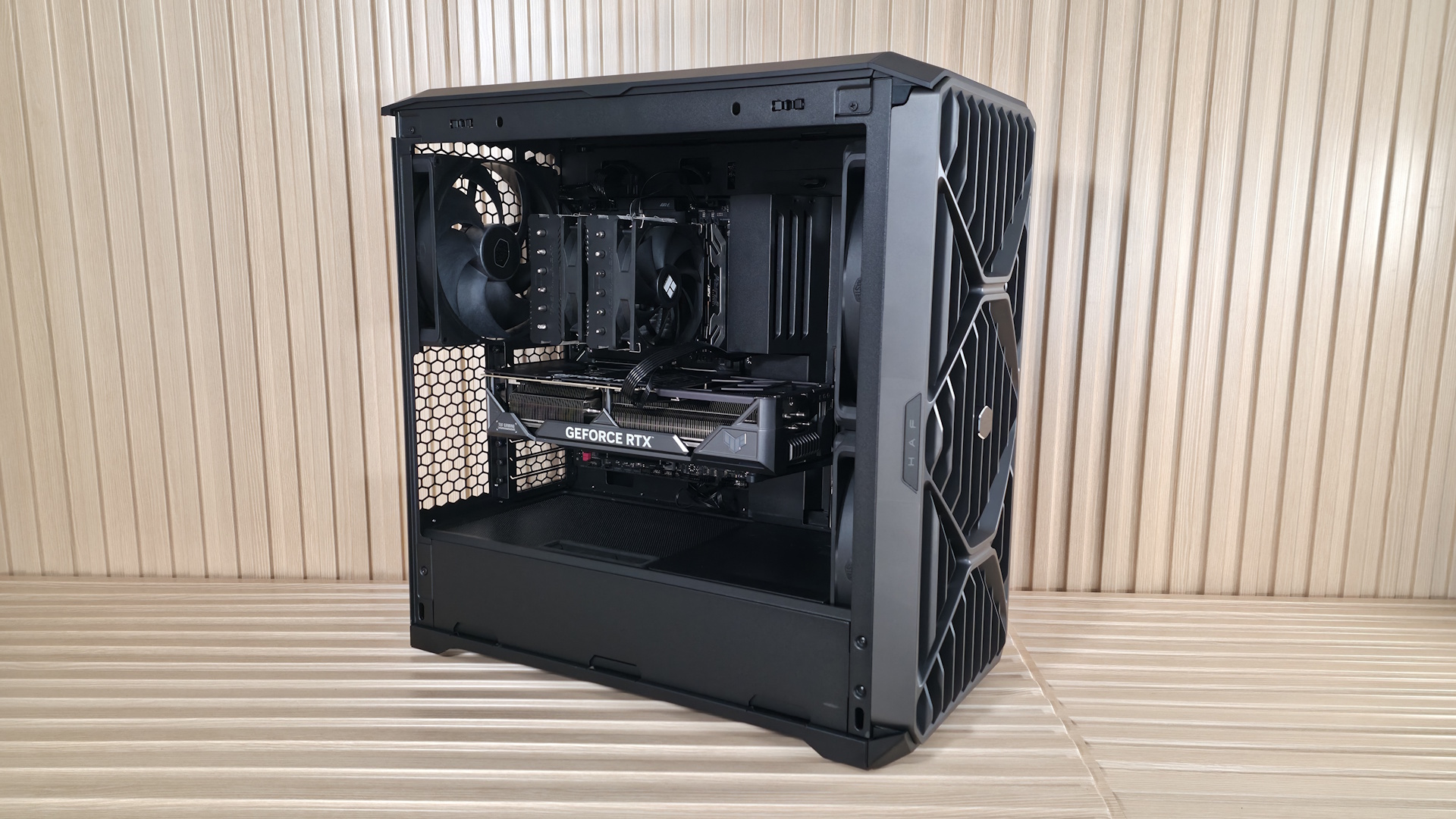 نمای جلوی کیس Cooler Master HAF II 500 با فن‌های 220 میلی‌متری