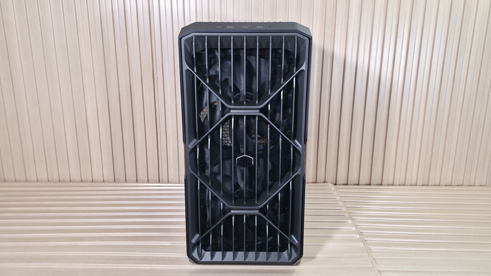 فضای داخلی جادار کیس HAF II 500