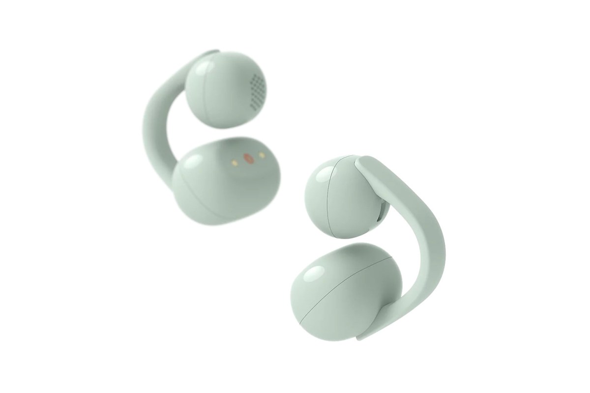 نمای sống هدفون سونی LinkBuds Clip در گوش کاربر