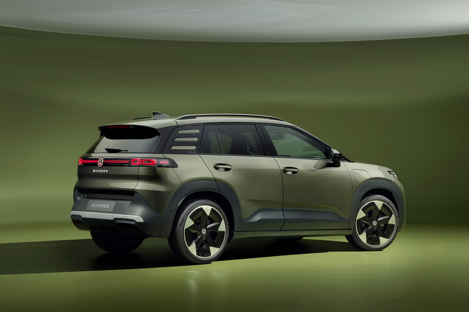 فولکس‌واگن ID. Cross از دیدن جانبی با طراحی SUV مدرن