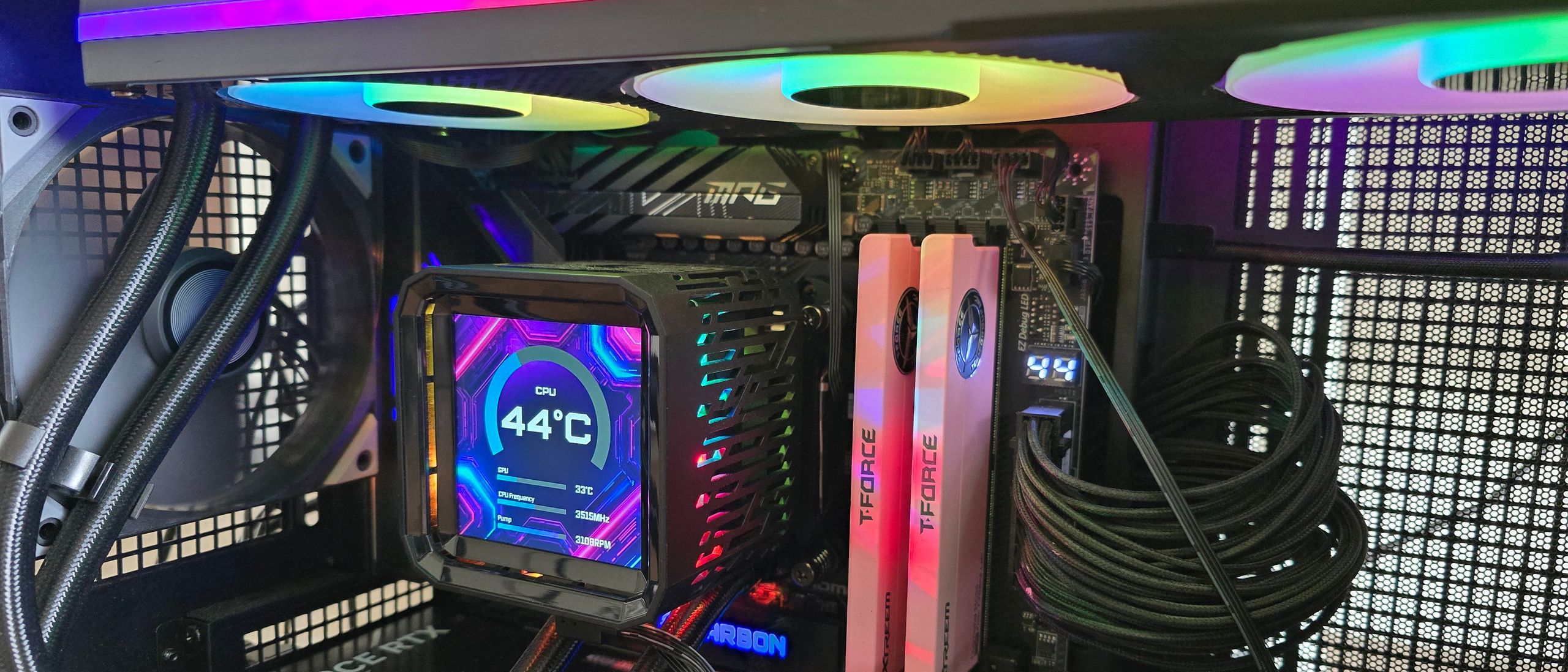 نمایشگر LCD در بلوک CPU مدل Phantom Gaming