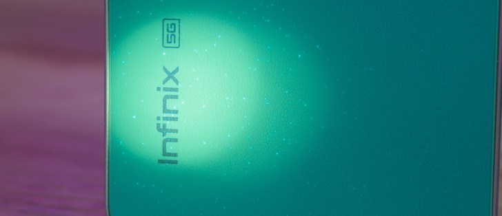 پنل پشتی اینفینیکس هت ۷۰ پرو با افکت ذرات نوری UV در مدل Mirage Green