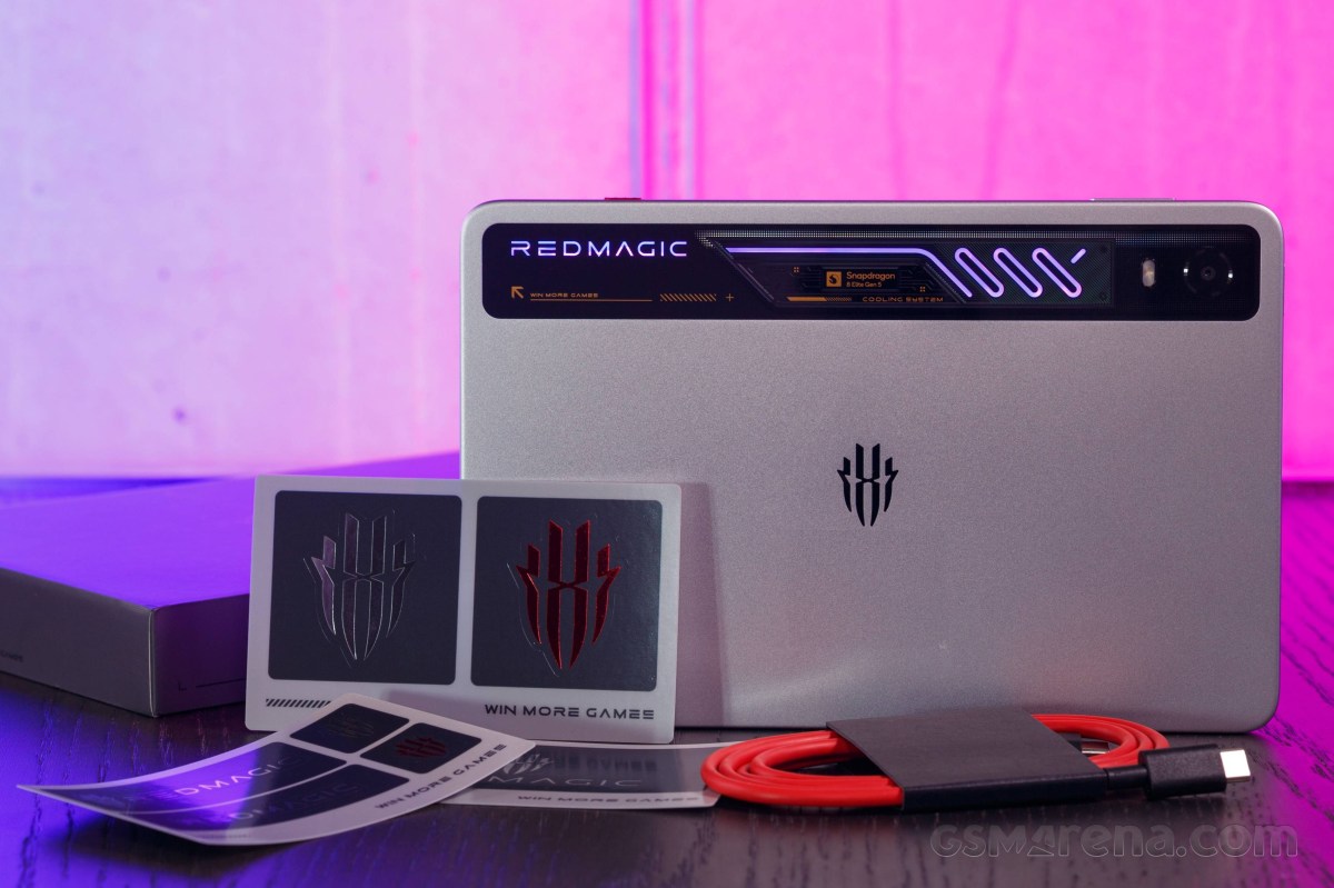 نمای پشتی RedMagic Astra 2 با نورهای RGB