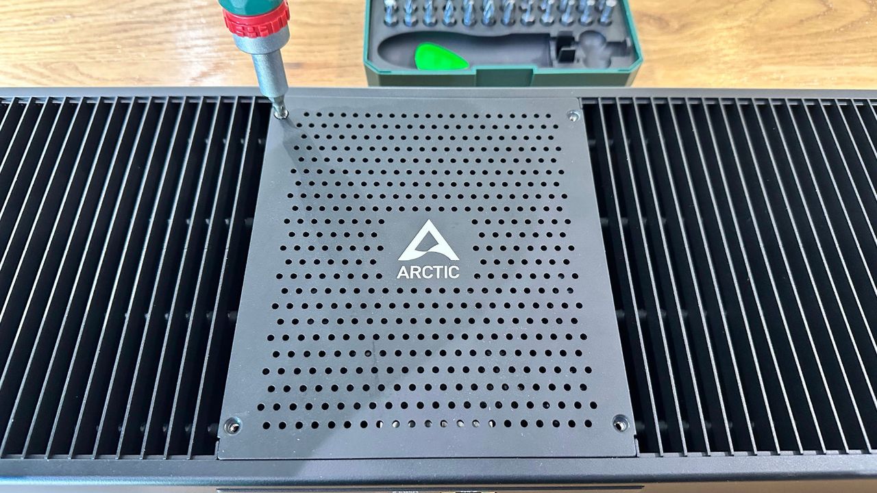 نمای داخلی دستگاه و قطعات Arctic Senza AI 370