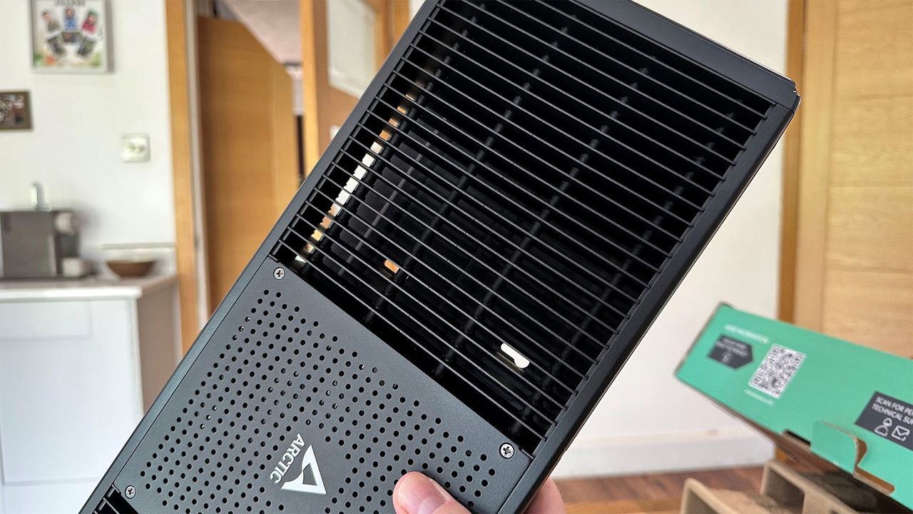 پورت‌های اتصالی پنل پشتی Arctic Senza AI 370