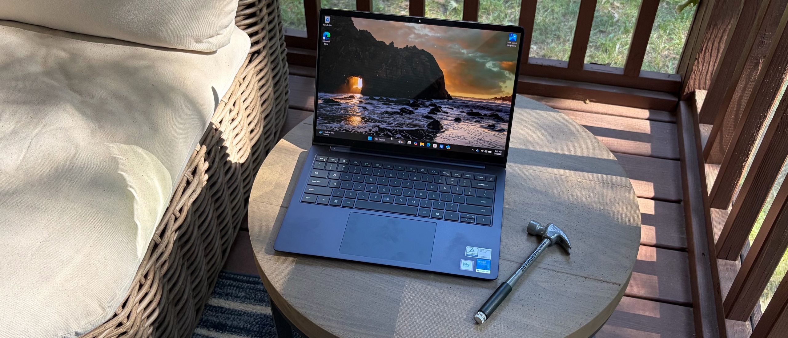 نمای از طراحی و شاسی لپ‌تاپ Dell 14S