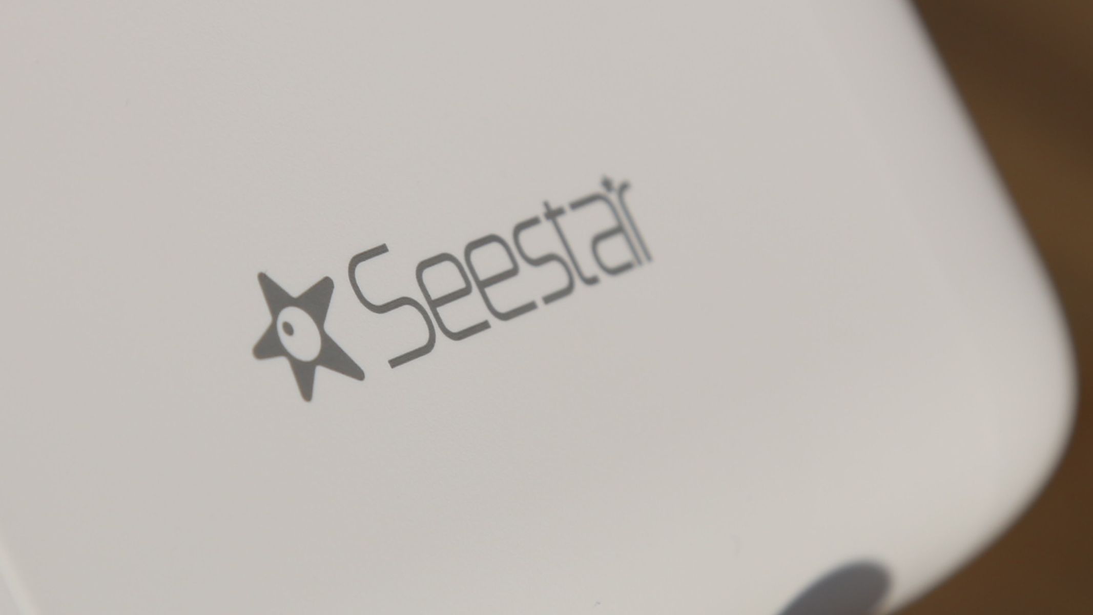 تلسکوپ هوشمند ZWO Seestar S30 Pro نصب شده روی سه‌پایه