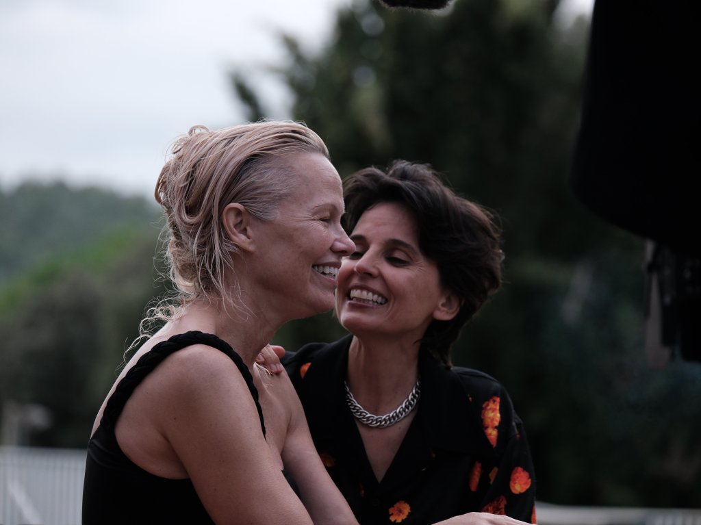پاملا اندرسون در باغ سرسبز خود