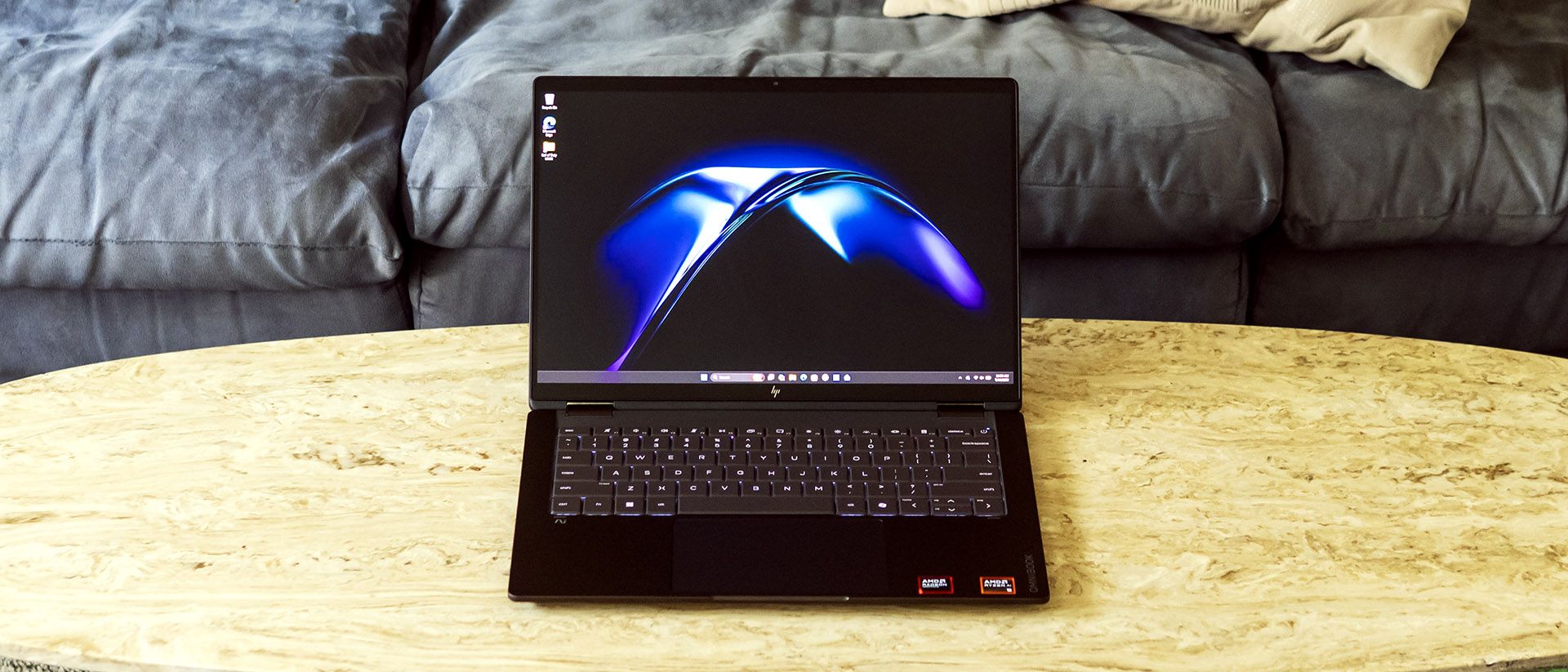 نمای نزدیک از طراحی و شاسی فلزی HP OmniBook X Flip 14