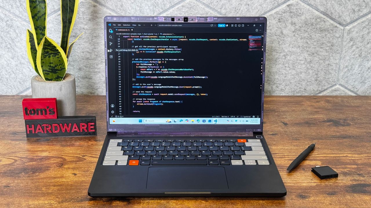 نمای نزدیک از طراحی بدنه و کیبورد Framework Laptop 13 Pro
