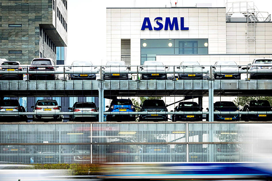 نمودار کاهش ارزش بازار شرکت ASML و تأثیر تحریم‌های صادراتی