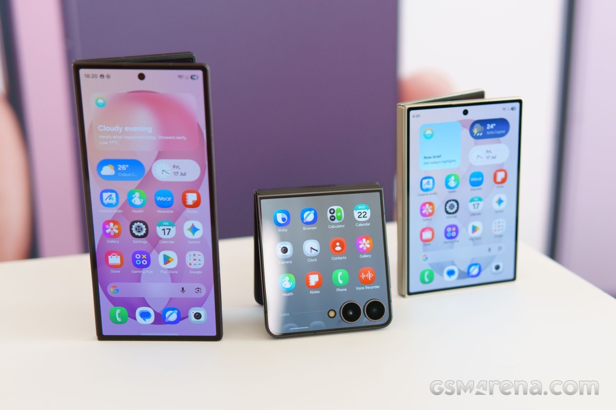 نمای بسته لولای تاشو و بدنه گلکسی Z Flip8