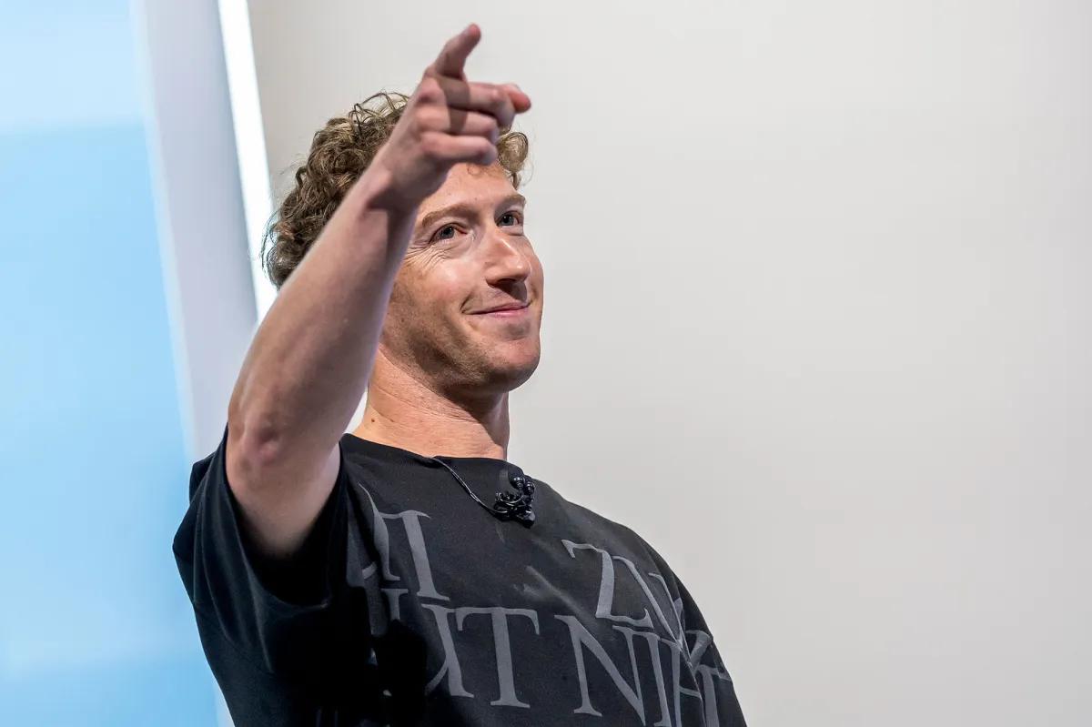 مارک زاکربرگ در جلسه درآمد متا، اشاره به تسریع توسعه اپلیکیشن‌ها با هوش مصنوعی می‌کند