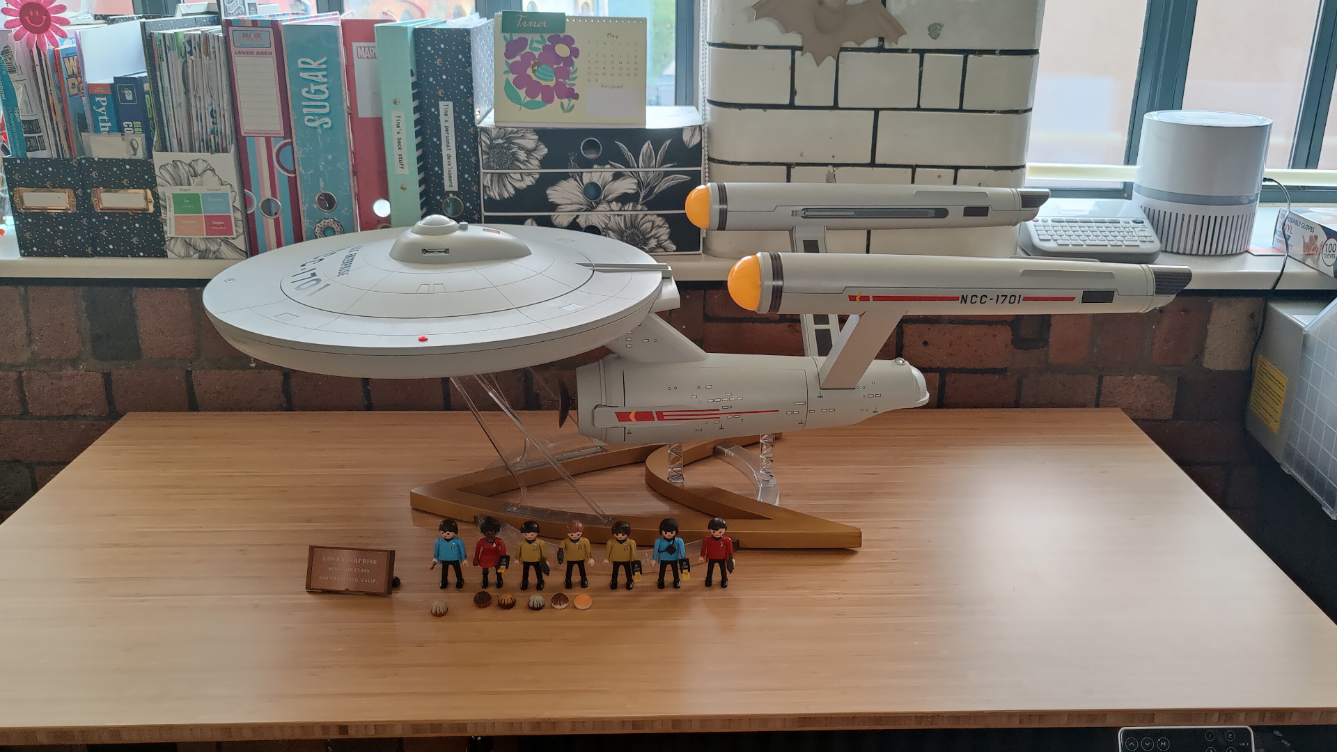 مدل Playmobil USS Enterprise قرار گرفته روی میز؛ نمای جانبی و جزئیات نورپردازی