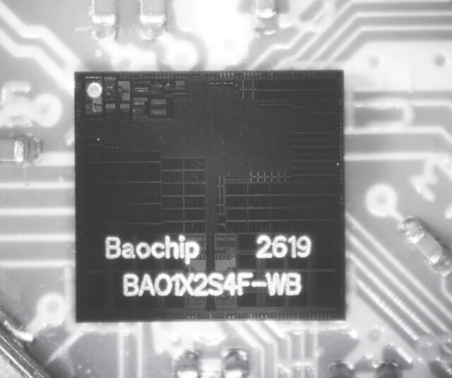 نمای نزدیک ماژول قابل جداسازی Baochip-1x در نشان Defcon