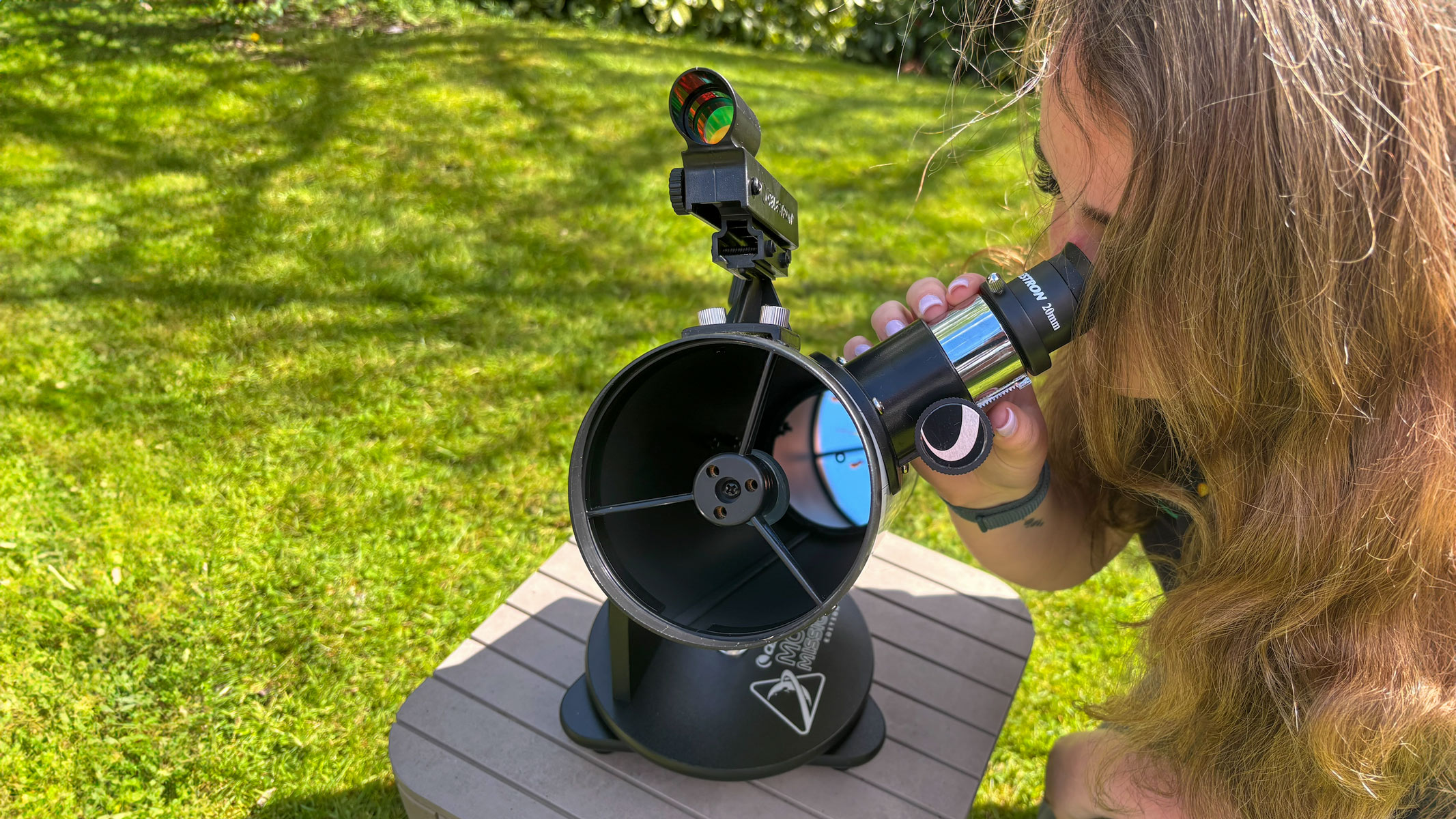 نمای جانبی دوبسون رومیزی Celestron Moon Mission 100mm بر روی میز