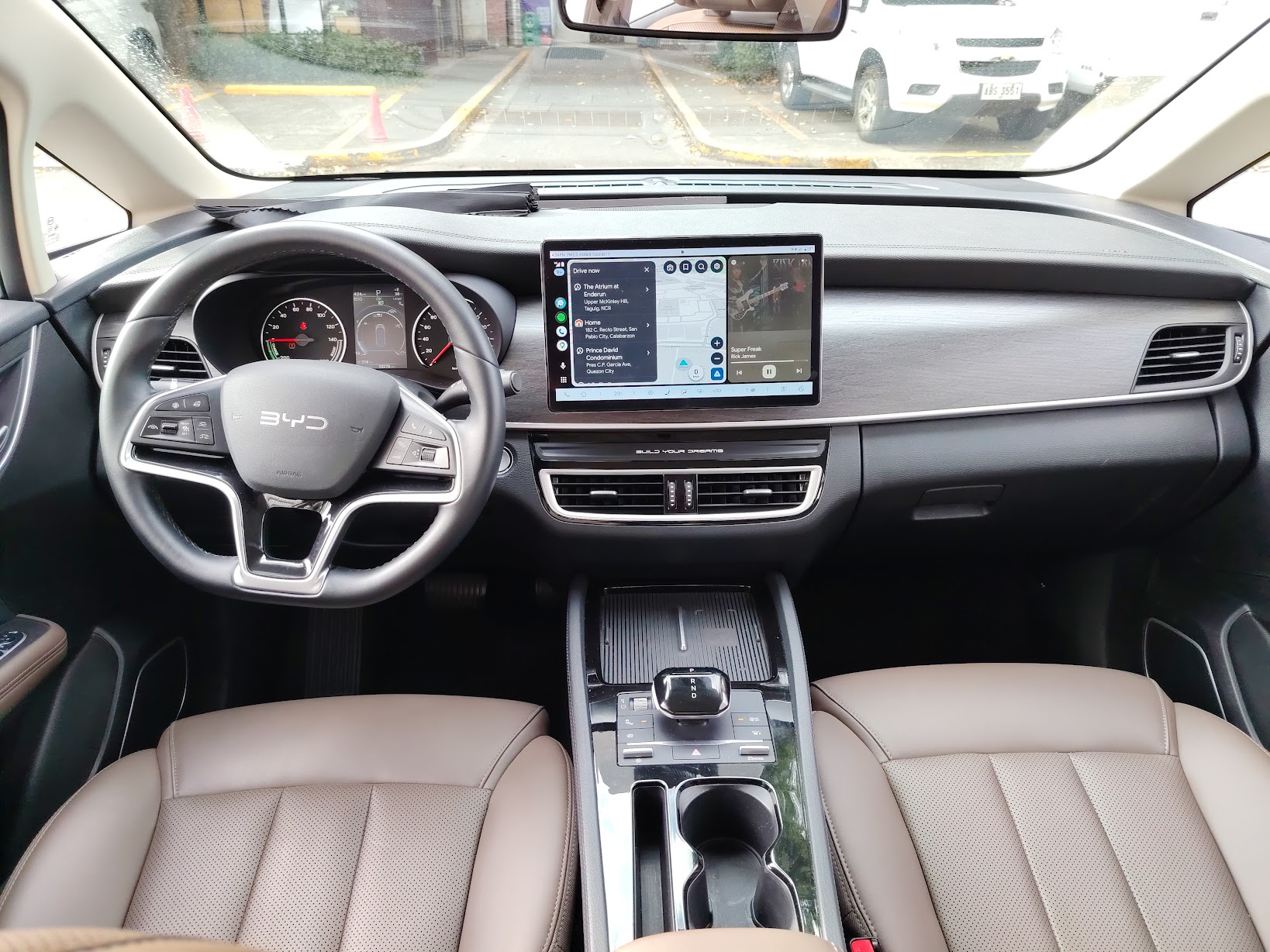 نمای جلو BYD eMAX7 در جاده