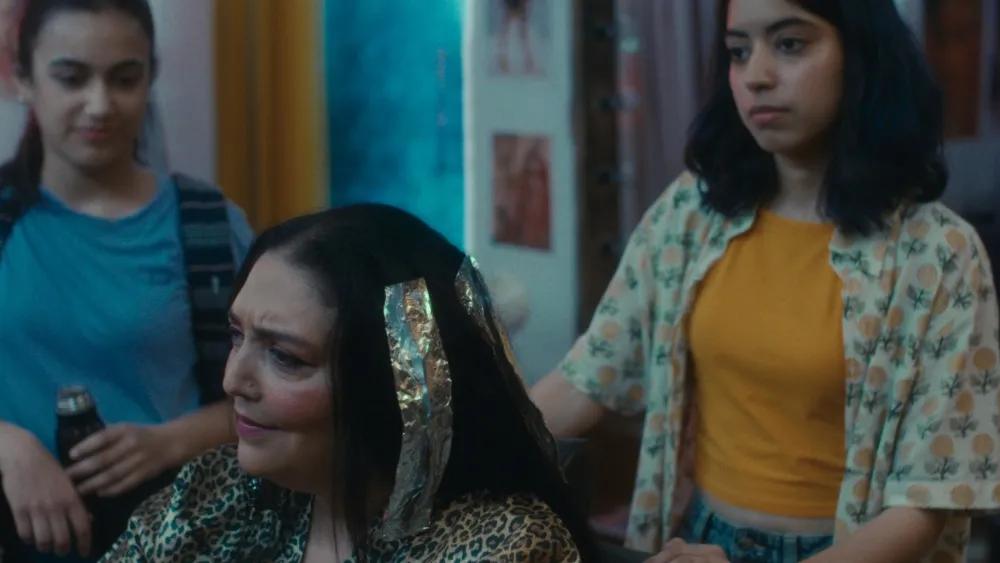 نمایی از آرایشگاه در فیلم کوتاه Bobby Beauty Parlour