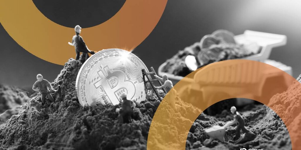 نمای نزدیک سخت‌افزار استخراج بیت‌کوین و پنل هش‌ریت