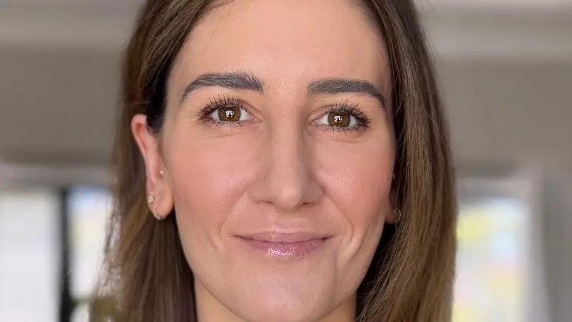 پوستر خبری هیلدا پایلوت CBS؛ زنی سالمند در مقابل چراغ‌های تئاتر