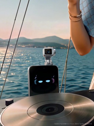 زاویه نزدیک از ماژول دوربین Honor Robot Phone