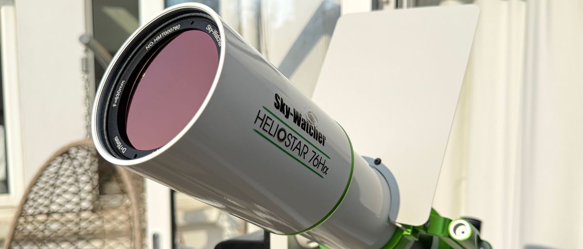 نمای جانبی تلسکوپ Sky-Watcher Heliostar 76mm با کیف و لوازم جانبی