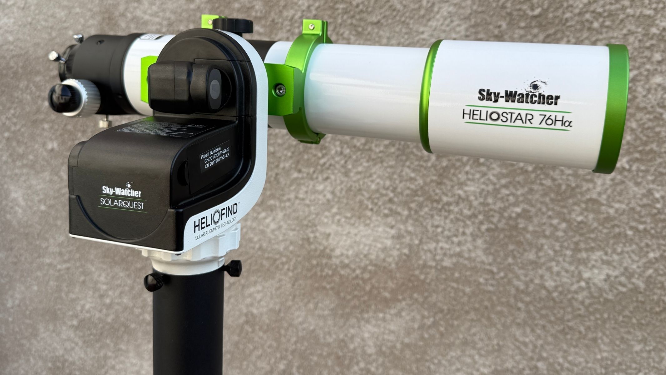اجزای همراه تلسکوپ Heliostar 76mm شامل چشمی، مورب و آداپتور گوشی