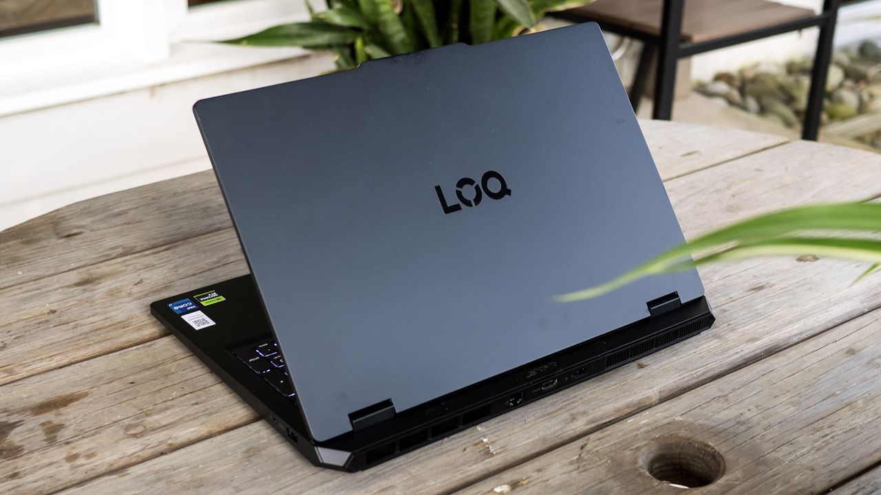 زاویه باز لنوو LOQ Essentials 15 و صفحه‌کلید آن