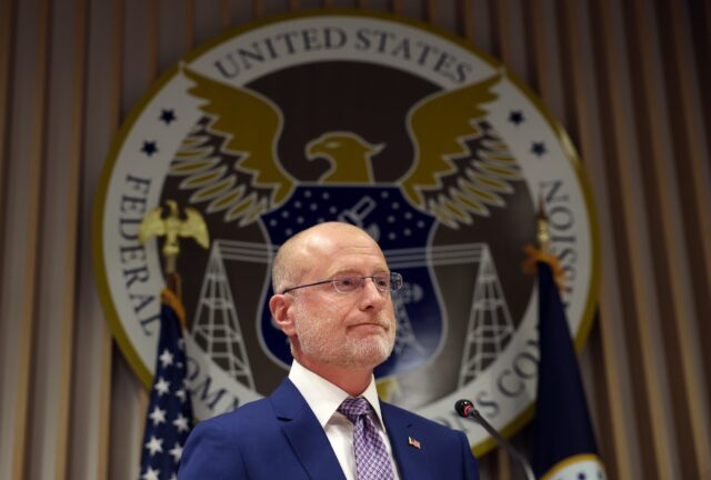 برندن کار رئیس FCC هنگام اعلام طرح حذف سقف مالکیت تلویزیون