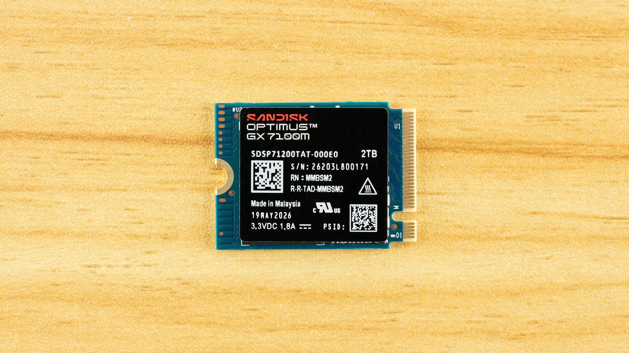 نمای از نزدیک Sandisk Optimus GX 7100M روی میز