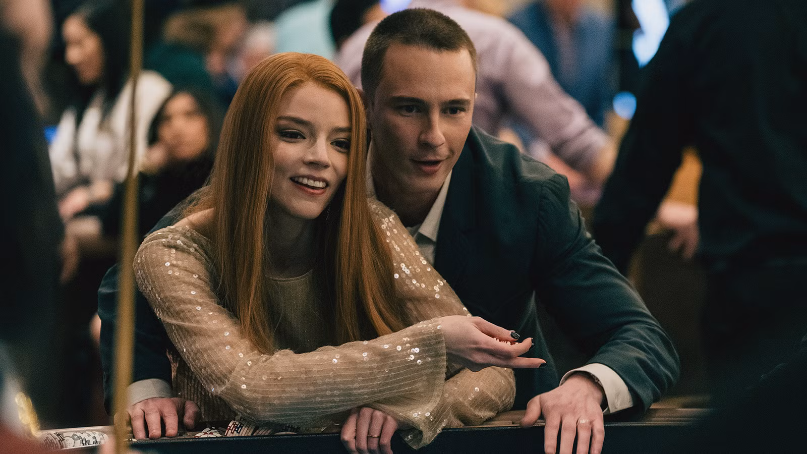 آنیا تیلور-جوی و تیموتی اولیفانت در نمایی از سریال Lucky