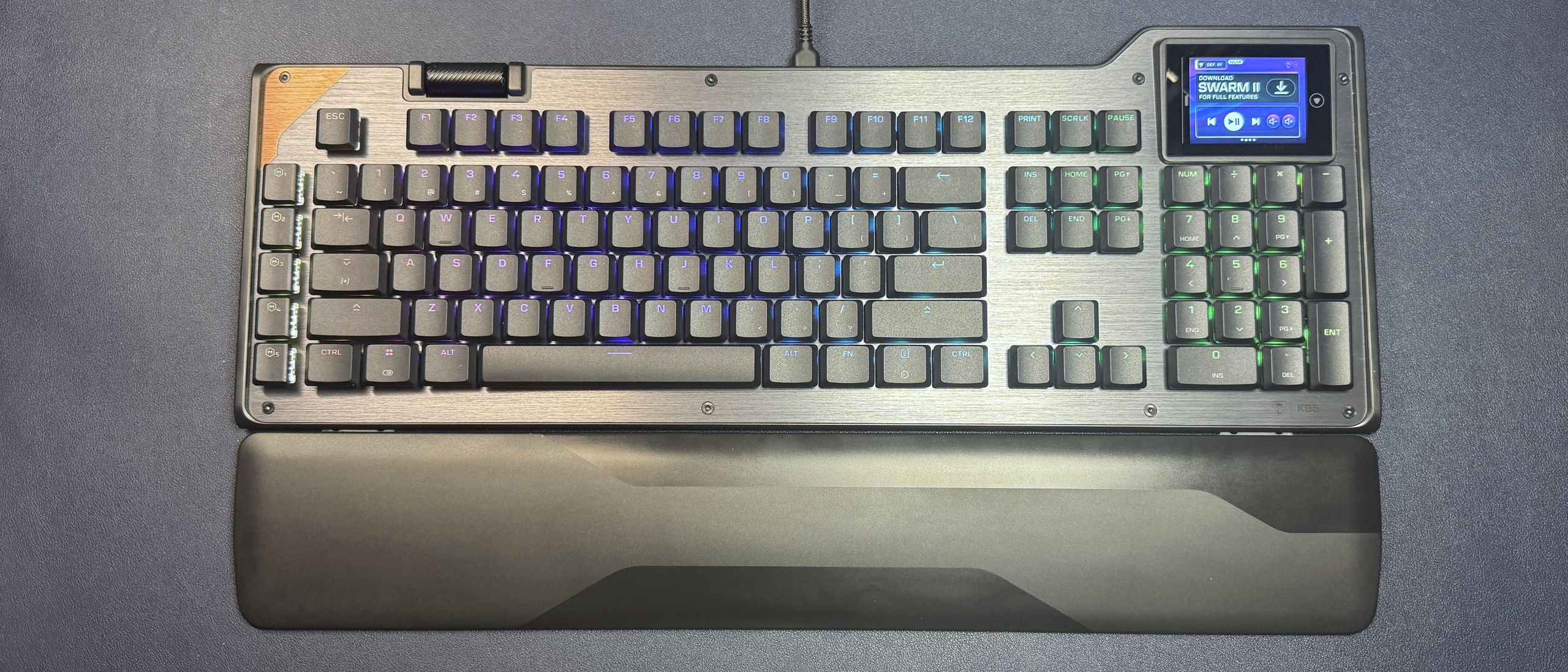 نمای نزدیک Turtle Beach KB5 با صفحه‌لمسی و ماکرو