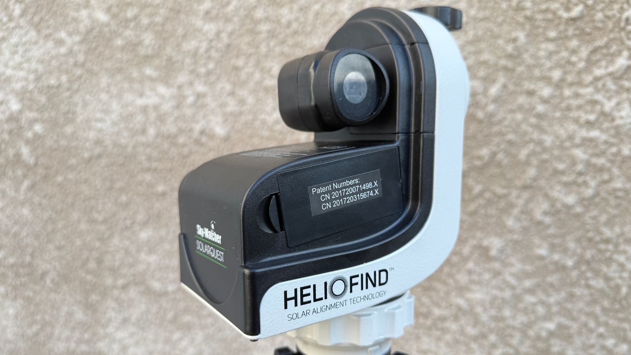 سرپایه Sky-Watcher SolarQuest روی سه‌پایه آلومینیومی