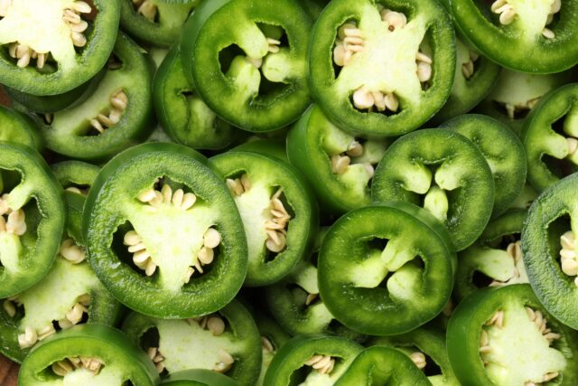 بسته‌بندی سالسا و جالاپنو در قفسه فروشگاهی