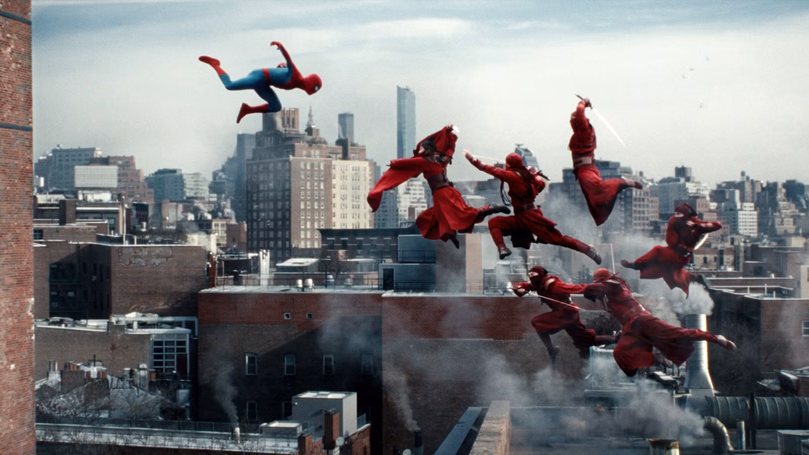 صحنه‌ای از مرد عنکبوتی در حال مبارزه در Far From Home